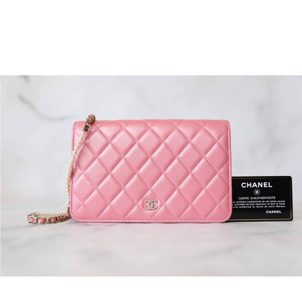 NWT CHANEL wallet on chain in iridescent pink with gold hardware LIMITED EDITION